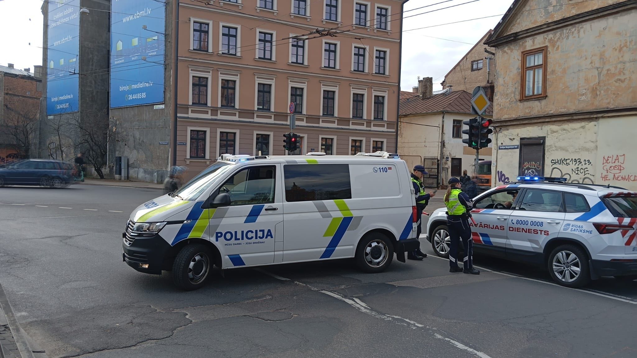Taksometru vadītāju protesta laikā Rīgā slēgtas ielas un veidojas sastrēgumi