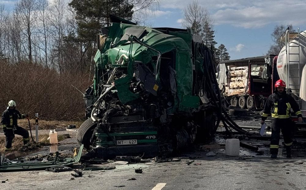 Uz Liepājas šosejas notikusi vairāku kravas auto sadursme