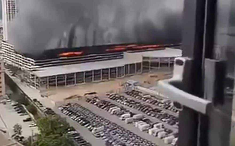 Šeņdžeņā BYD rūpnīcas autostāvvietā izcēlies ugunsgrēks