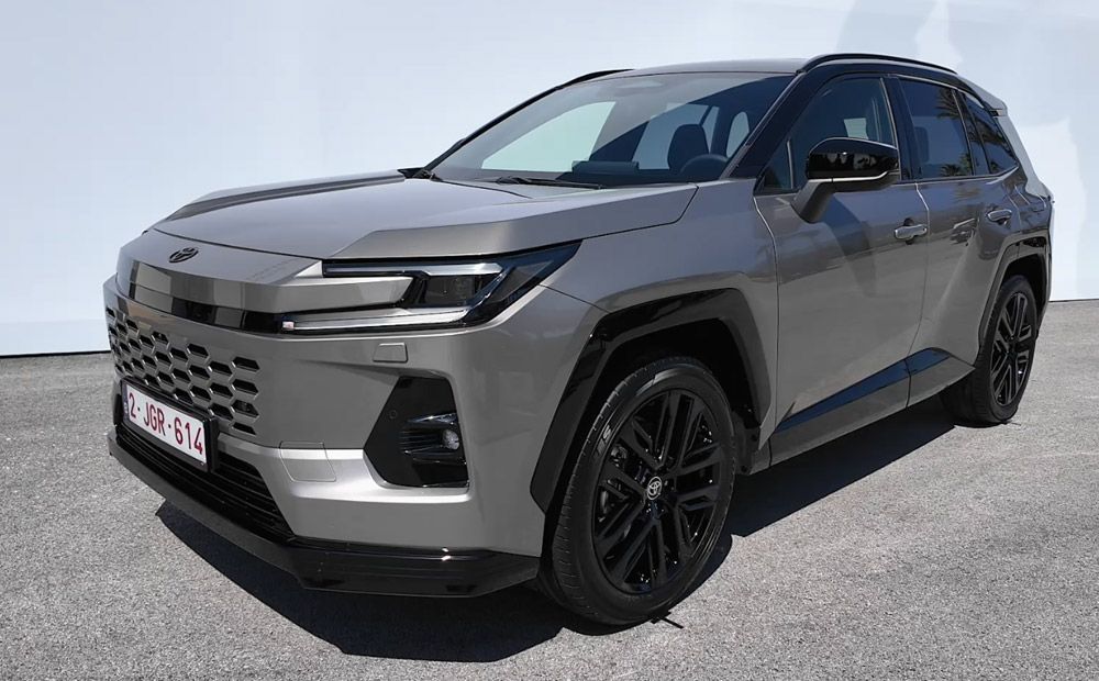 Pirmais brauciens ar jaunāko Toyota RAV4. Jaudīgāki hibrīdi, ērtāks salons, augstāki mērķi