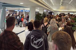 Jaunā robežkontroles sistēma izraisa sastrēgumus lielākajās Eiropas lidostās