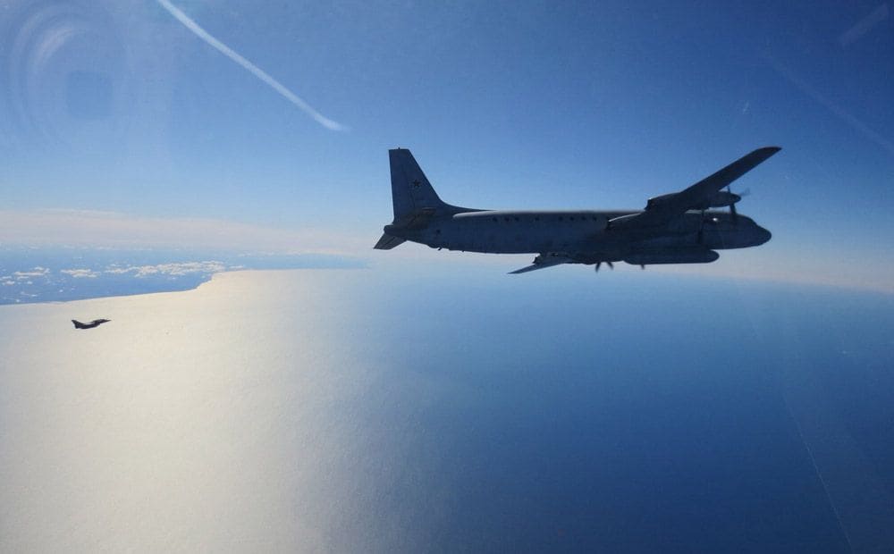 Franču iznīcinātāji virs Baltijas jūras pārtver Krievijas izlūkošanas lidmašīnu