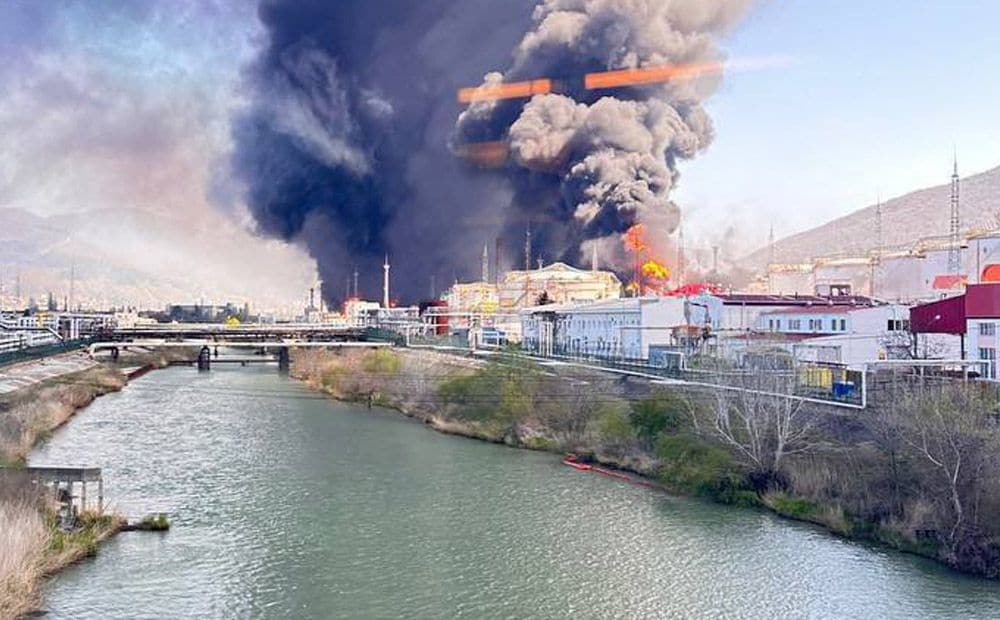 Pēc Ukrainas dronu uzbrukuma Tuapses ostas termināli pārņēmušas liesmas