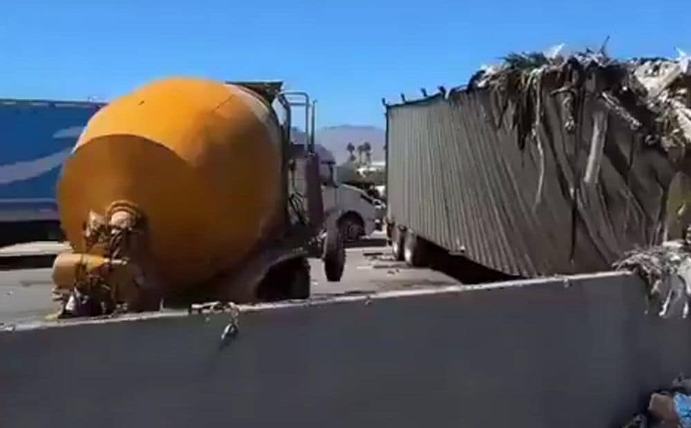 Kravas automašīna pilnā ātrumā iebrauc pretējā joslā un frontāli ietriecas betona maisītājā