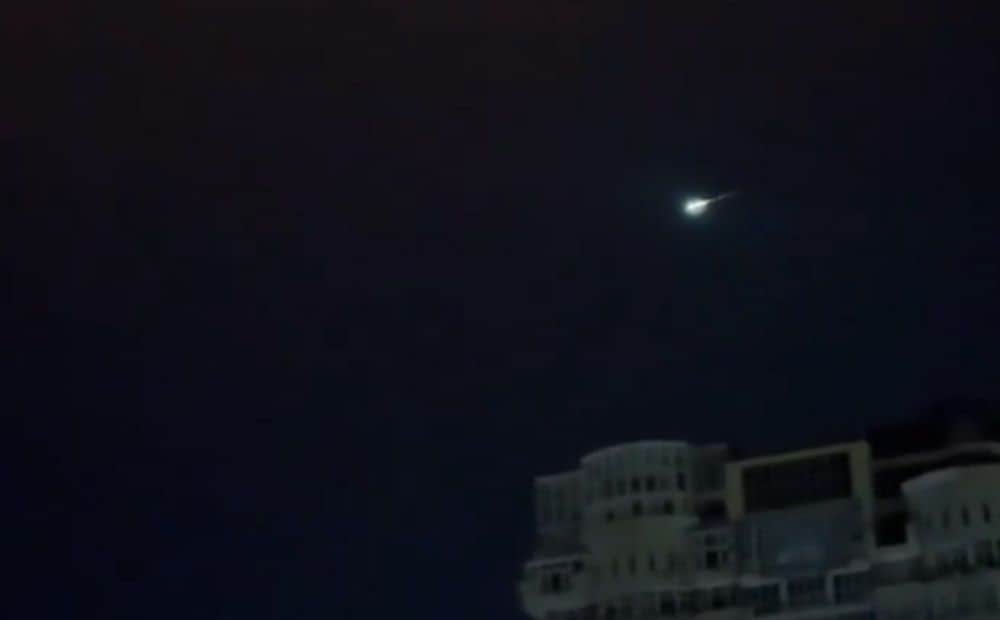 Ukrainas nakts debesīs pamanīts spožs objekts