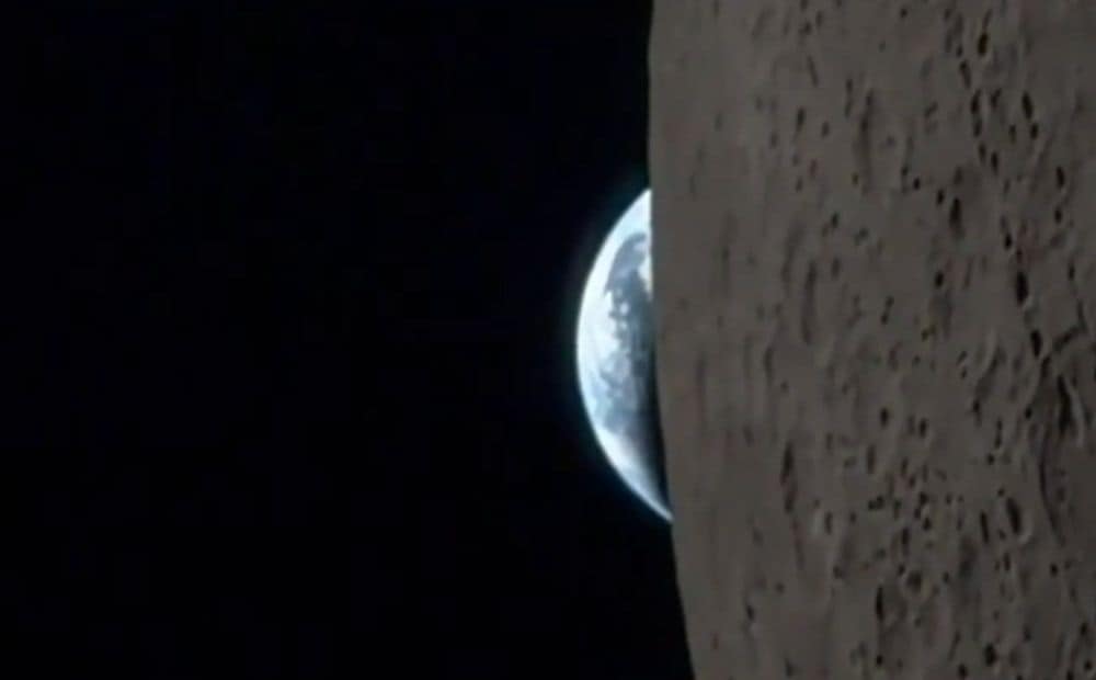 "Artemis II" komandieris nofilmējis kā Zeme pazūd aiz Mēness