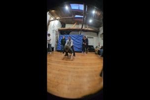 "Bar Fight" kopiena jautri pavada laiku