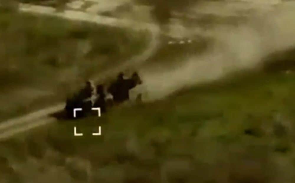 Okupanti bēg no ukraiņu drona un patveras munīcijas noliktavā