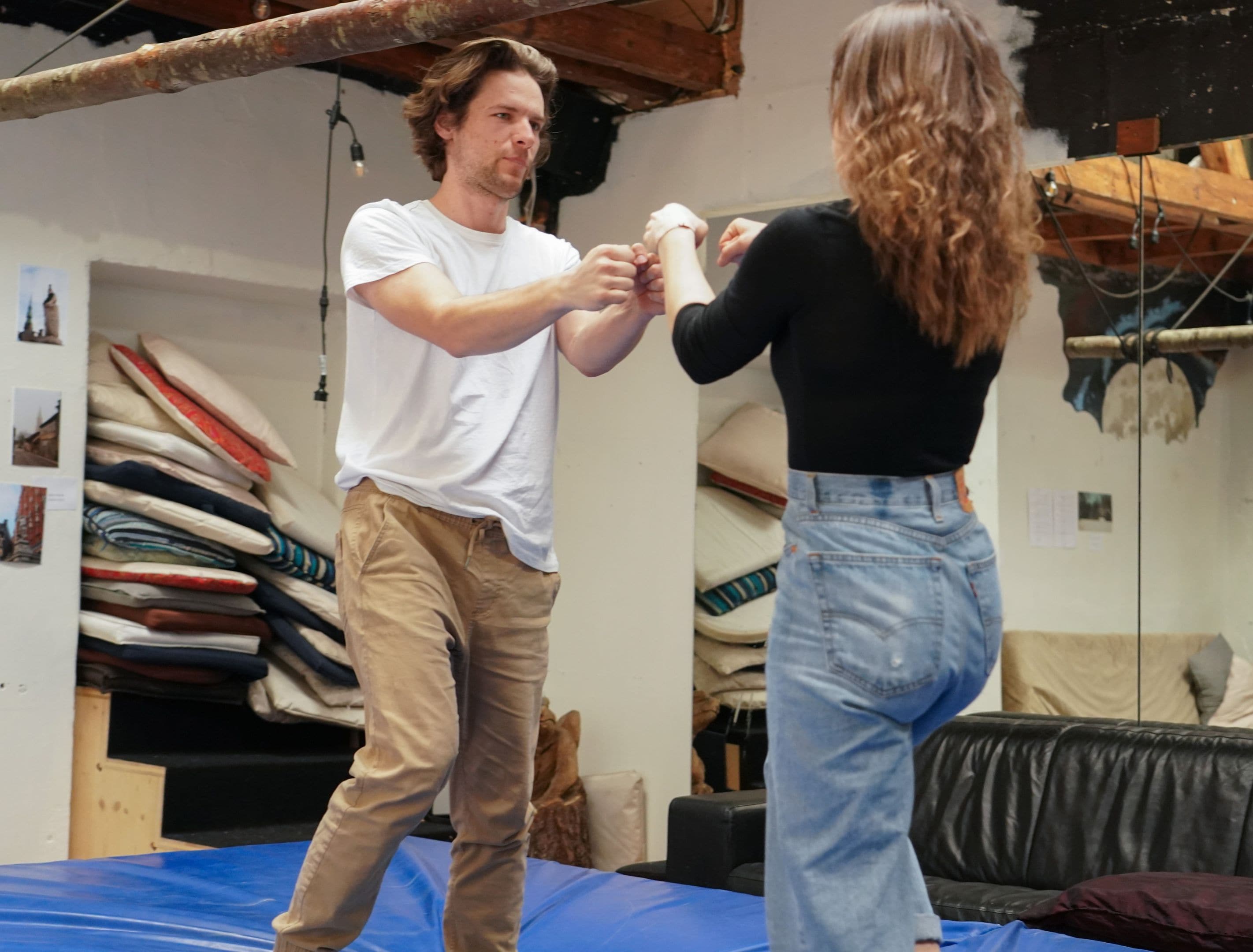 "Bar Fight" piesaista cilvēkus