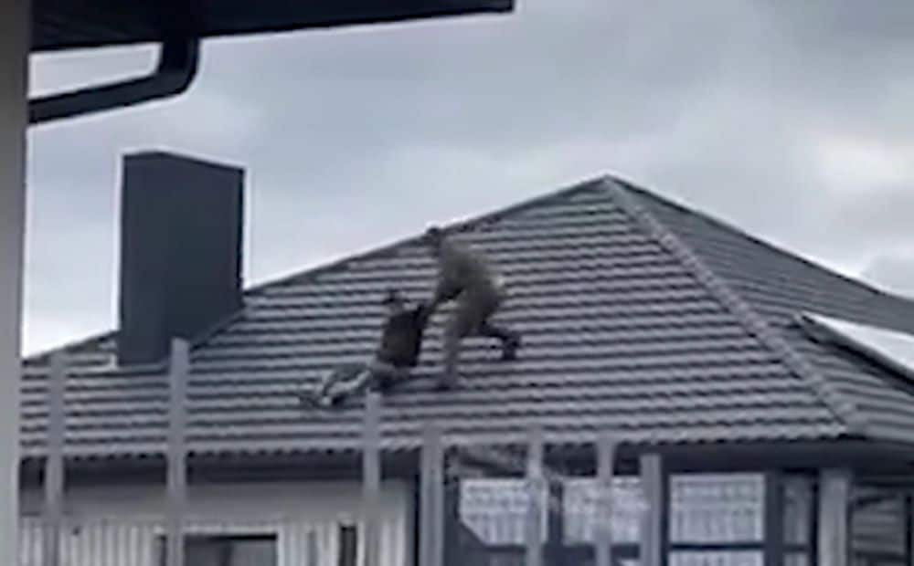 Ukrainā mēģina mobilizēt vīrieti uz jumta