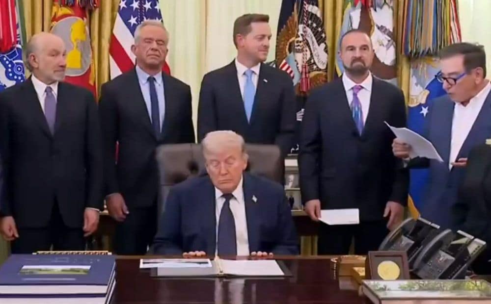 Donalds Tramps iemieg tiešraides laikā