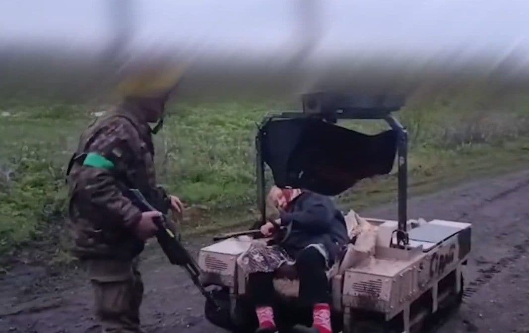 Ukrainas aizstāvji ar sauszemes robotu evakuē sirmgalvi