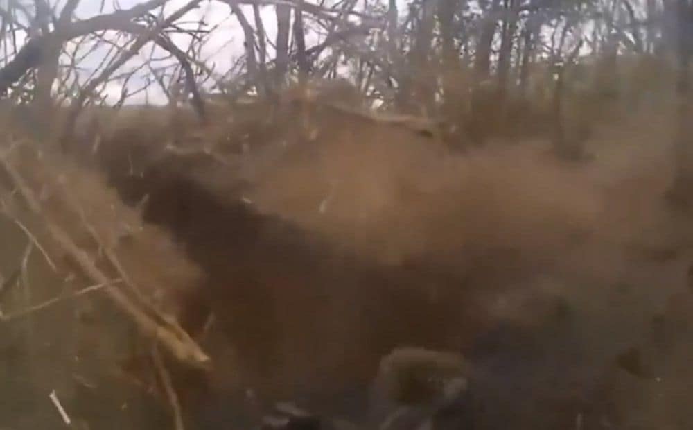 Ukrainas karavīrs ierakumos iesaistās tuvcīņā ar okupantiem (18+)