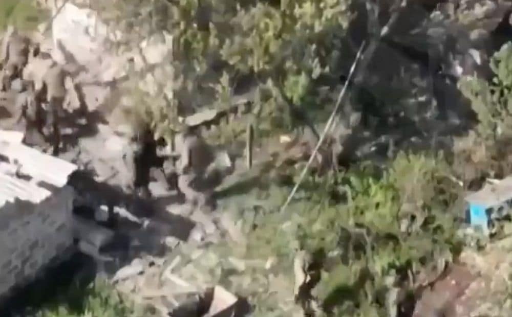 Ukrainas aizstāvji uzlaiž gaisā krievu okupantus, kas patvērās ēkā kopā ar munīciju