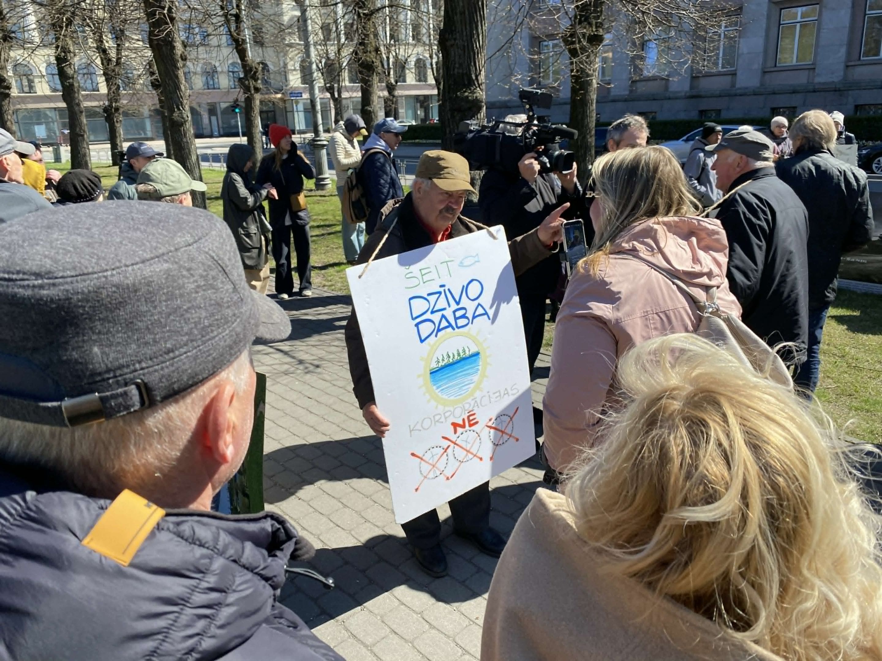 Piketē pret trīs vēja parku būvniecību