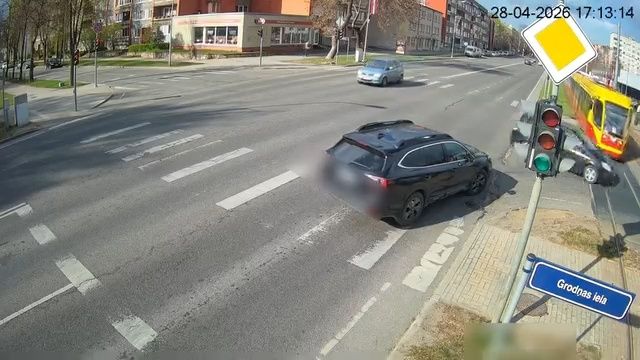 Daugavpilī notikusi sadursme starp vieglo automašīnu un tramvaju