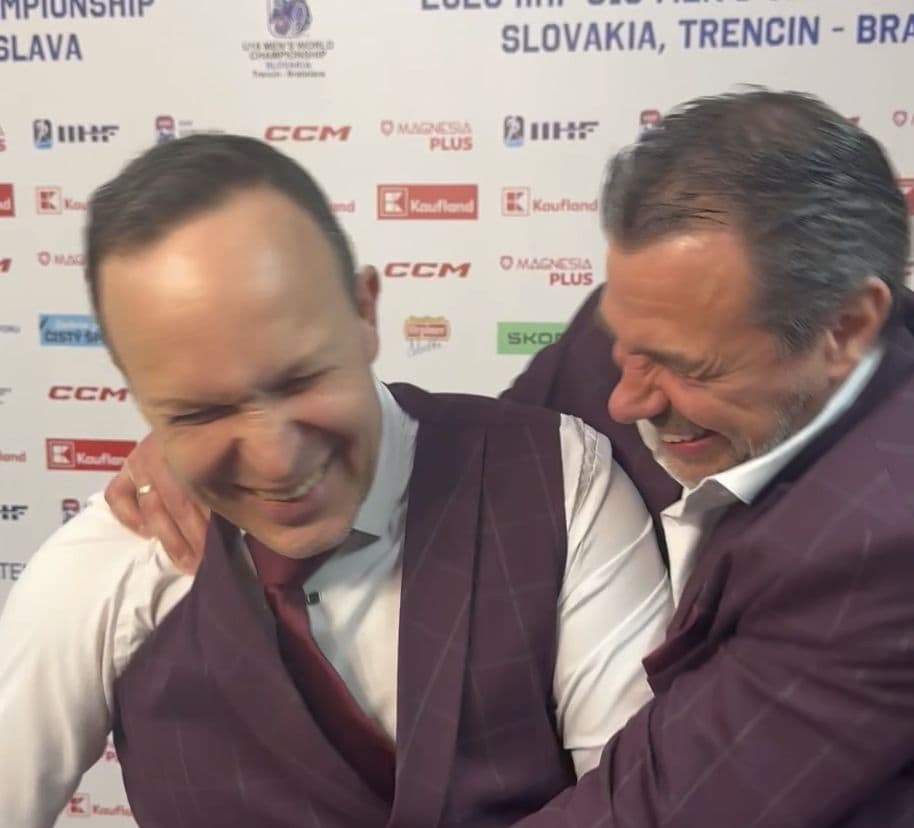 Latvijas U-18 hokeja izlases galvenais treneris Sorokins pēc mača ar ASV ļaujas emocijām