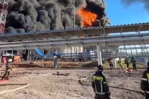 Krievu ugunsdzēsēji noskatās, kā Permā liesmo naftas bāze