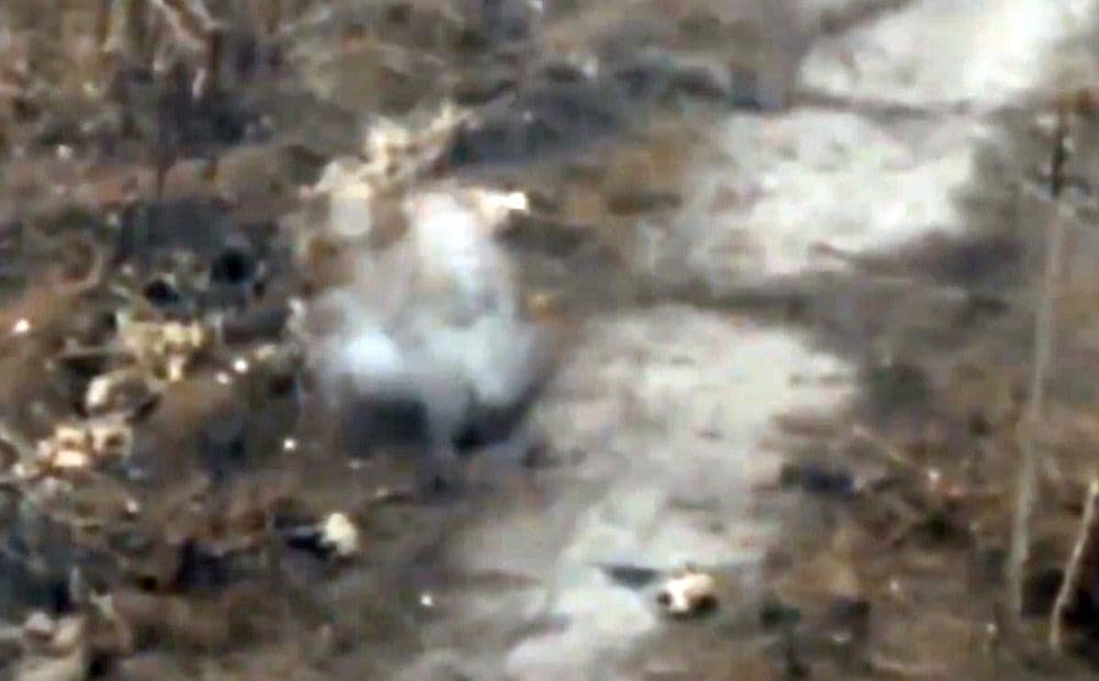 Ukrainas aizstāvis vienatnē iesaistās tuvkaujā ar trim okupantiem (18+)