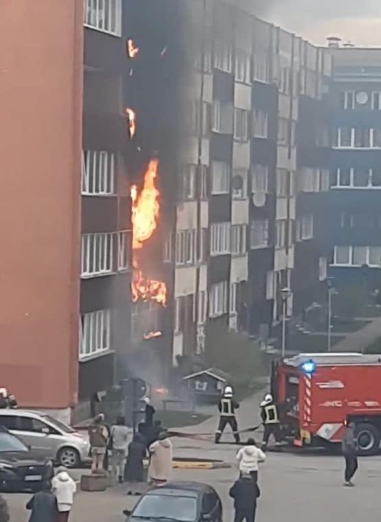 Ventspilī ugunsgrēks skāris vairākus daudzdzīvokļu mājas stāvus