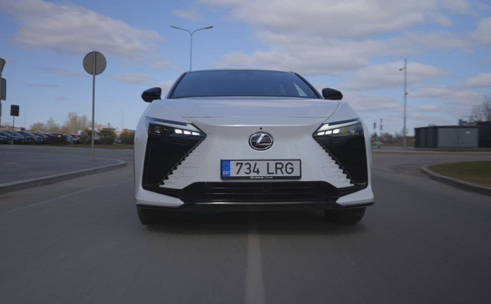 Lexus RZ fascinē ar steer-by-wire stūri
