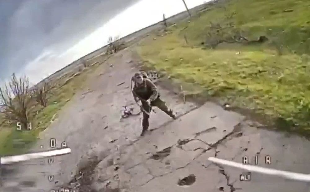 Ukrainas Drošības dienesta karavīri ar droniem iznīcina okupantus