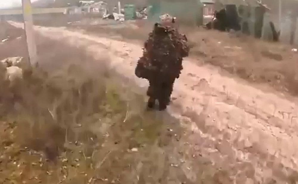 Ukrainas aizstāvji uzbrūk ēkai, ko ieņēmuši krievu okupanti