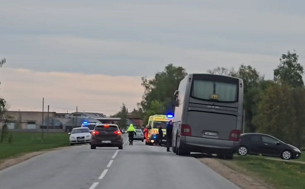 Īslīces pagastā pēc sadursmes ar auto mirusi meitene
