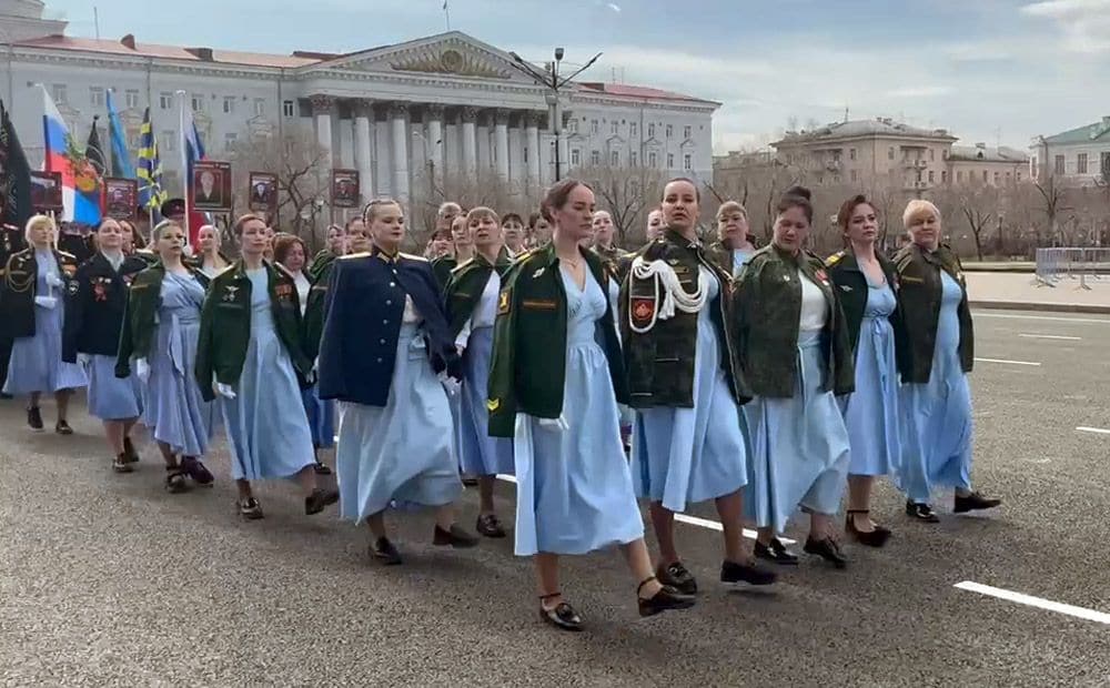 Uzvaras parādē Krievijā pirmo reizi piedalās Ukrainā likvidēto okupantu atraitnes