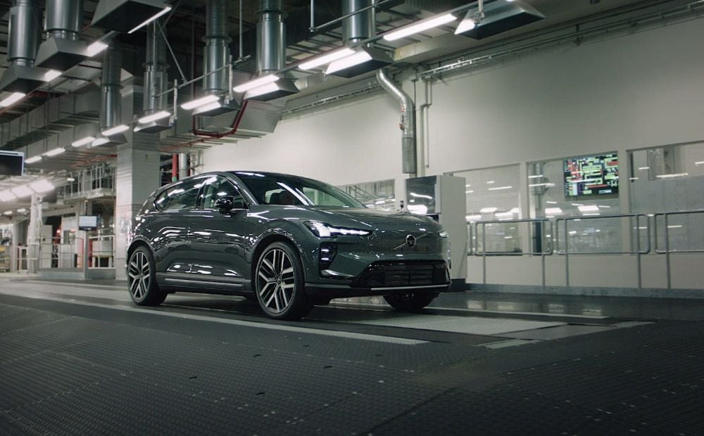 No konveijera Zviedrijā noripo pirmais elektriskais Volvo EX60