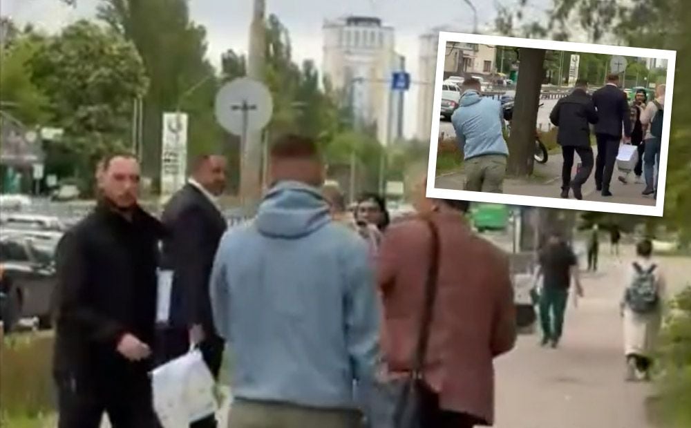Jermakam pēc tiesas Kijivas centrā met ar olām
