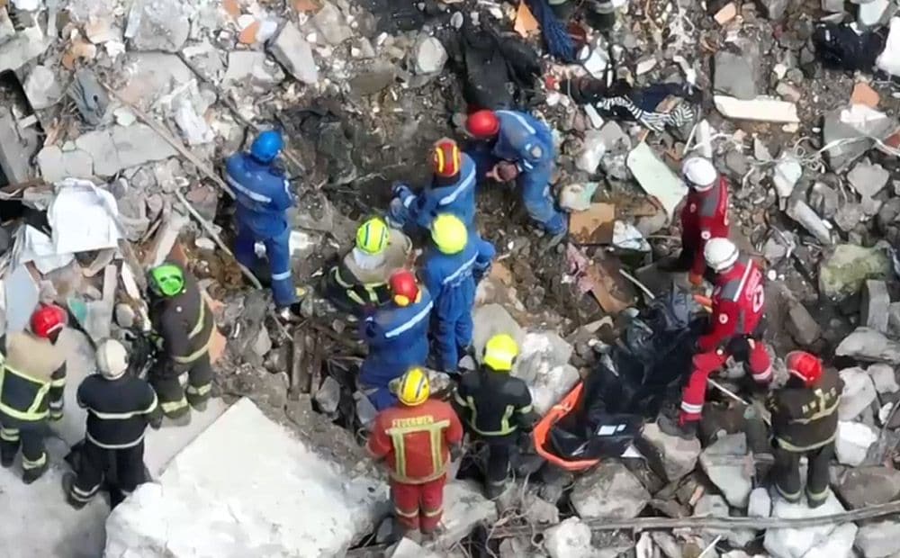 Glābēji Kijivā pārmeklē okupantu uzbrukumā sagrautās daudzstāvu mājas drupas