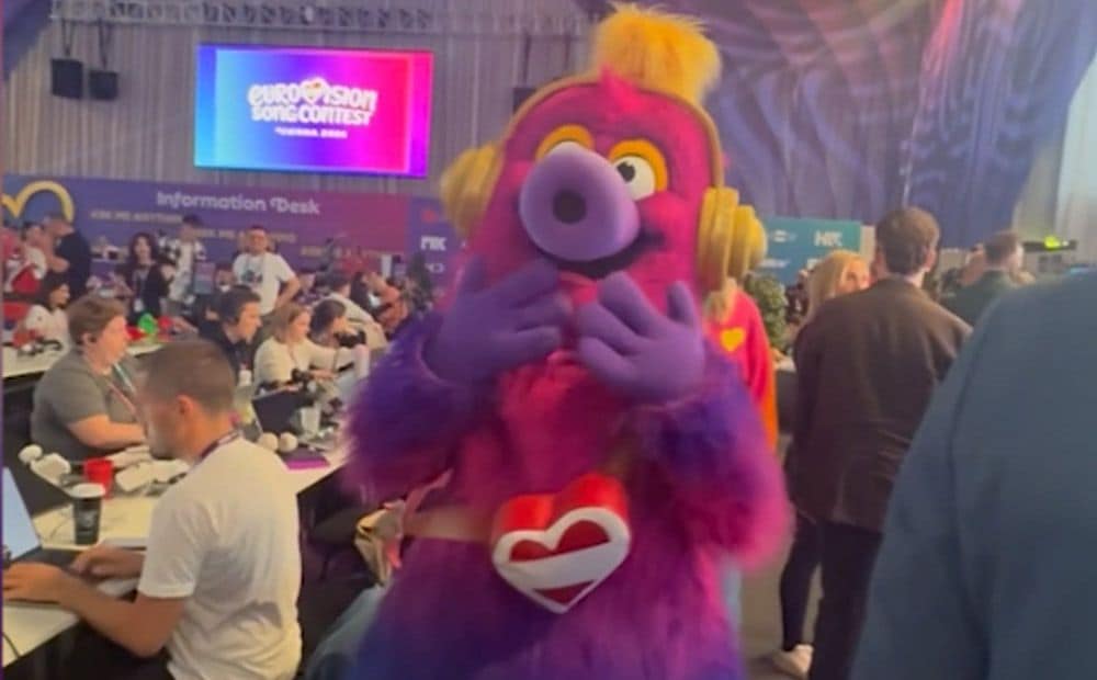 Eirovīzijas talismans uzjautrina preses konferencē