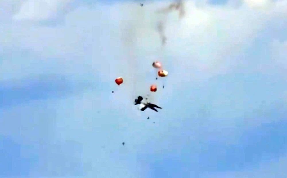 ASV gaisa šova laikā gaisā saduras divas militārās lidmašīnas
