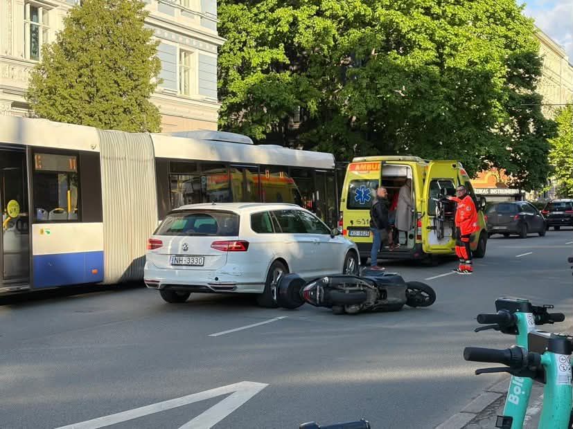 Rīgas centrā motocikla un automašīnas sadursme
