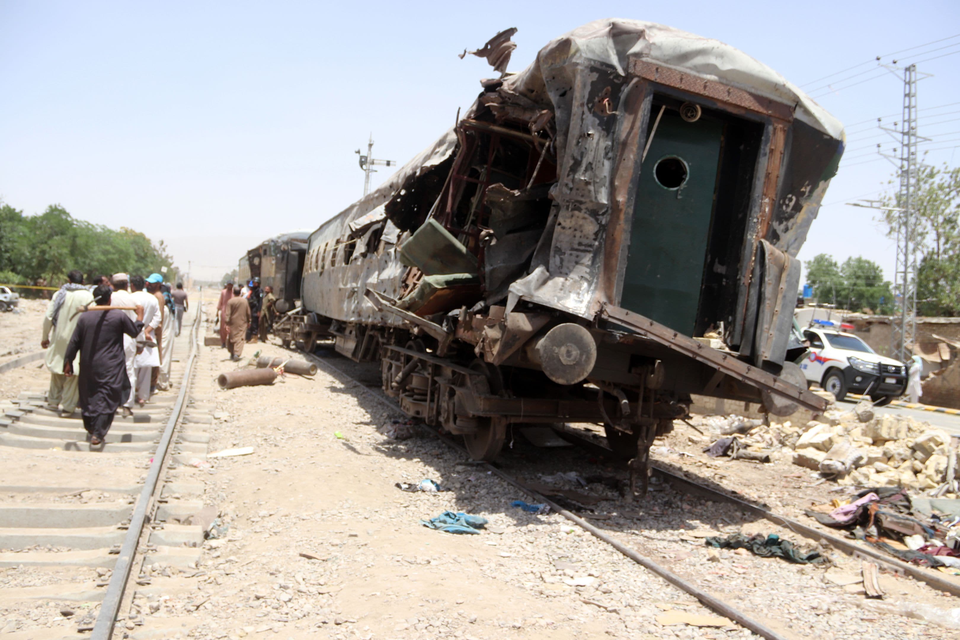 Pakistānā pašnāvnieks ar auto ietriecas vilcienā, daudz mirušo