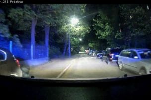 Pašvaldības policija Vecmīlgrāvī aiztur iereibušu BMW vadītāju; vainīgā bēg un izmanto piparu gāzi