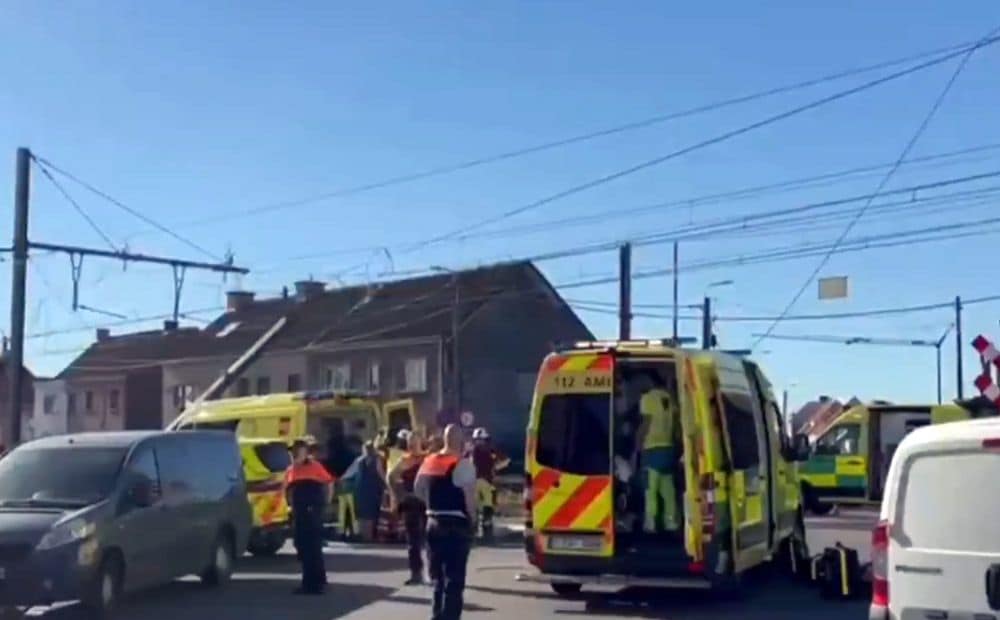 Beļģijā vilciena un skolas mikroautobusa sadursmē vairāki bojāgājušie