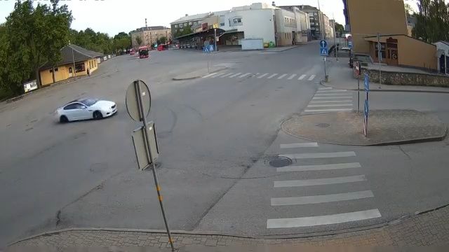 Daugavpilī autovadītājs "griež saulītes" pilsētas centrā un apdraud gājējus