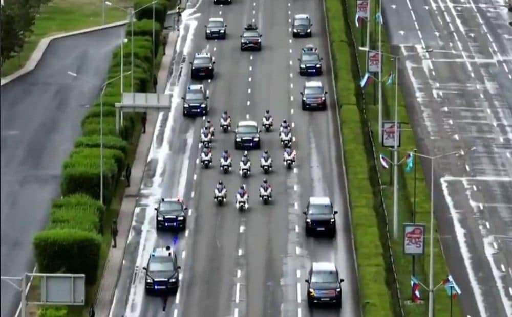 Putina autokolonnu Astanā pavada bruņots konvojs