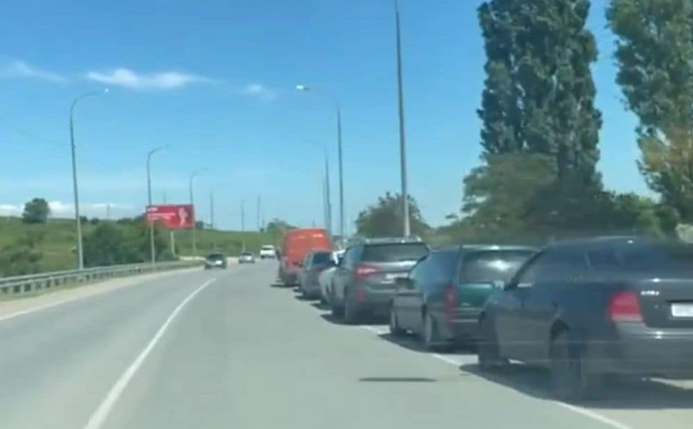 Milzīgas rindas pēc degvielas Starijkrimā