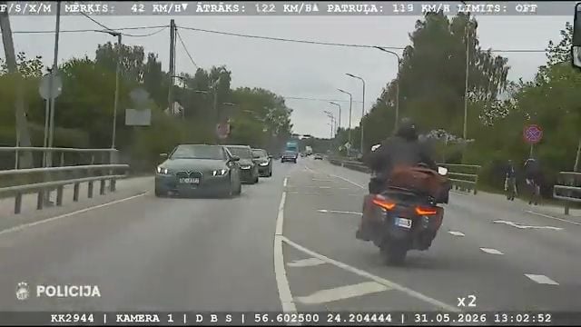 Aizturēts motociklists, kurš, radot bīstamas situācijas, bēga no policijas