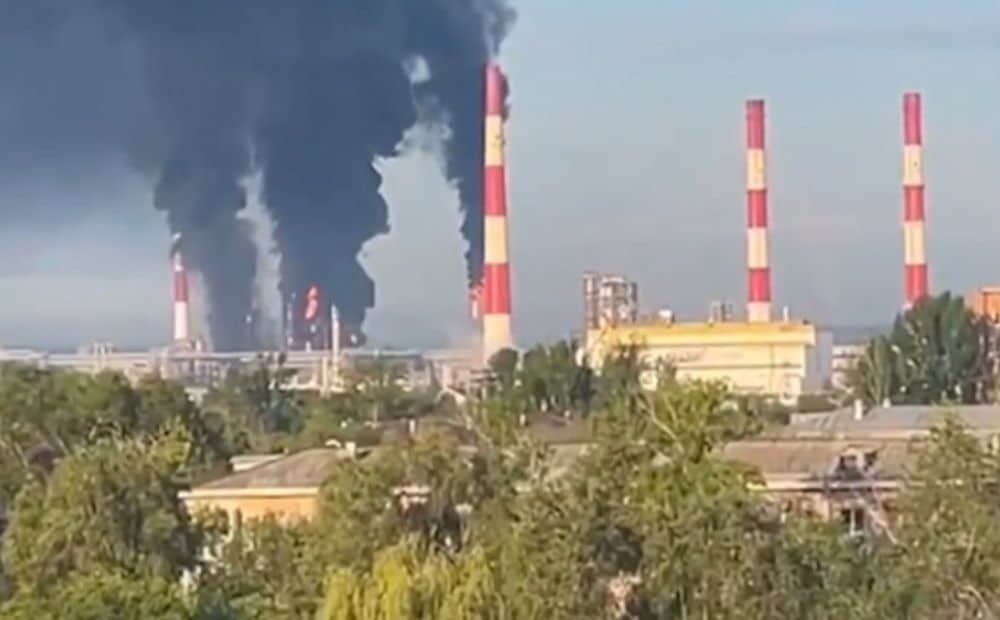 Pēc Ukrainas triecieniem aizdegusies naftas pārstrādes rūpnīca Samarā