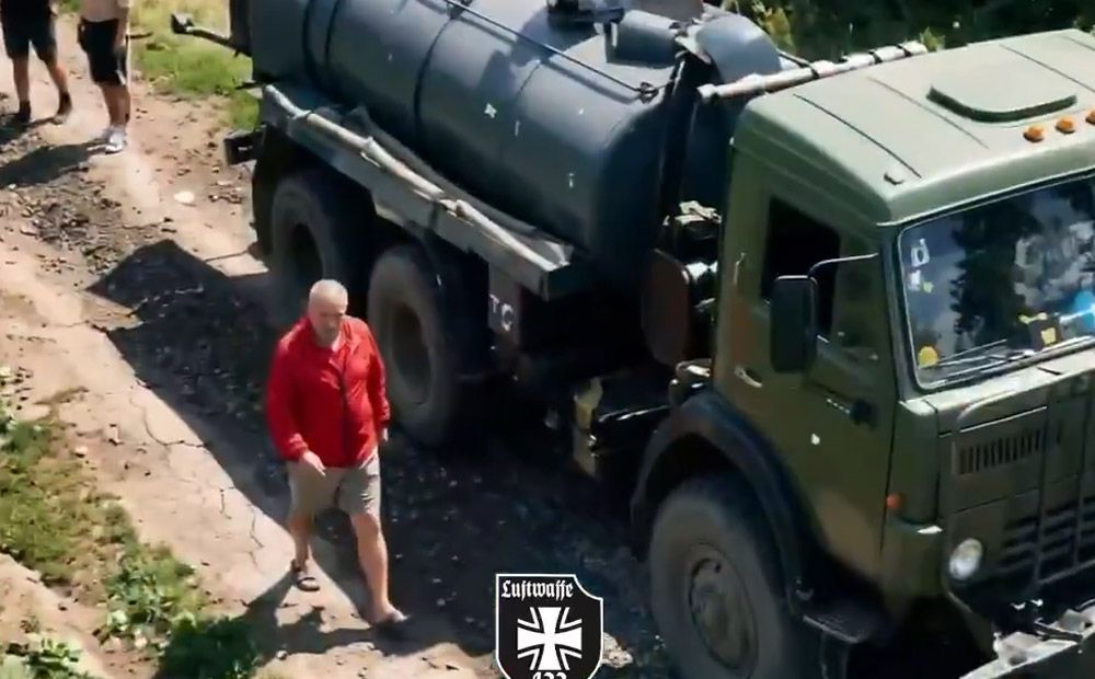 Ukrainas aizstāvji ar dronu iznīcina okupantu degvielas vedēju