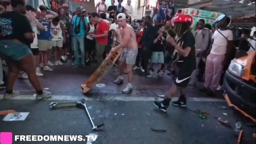 Basketbola fani Ņujorkā aizdedzina Pasaules kausa autobusu