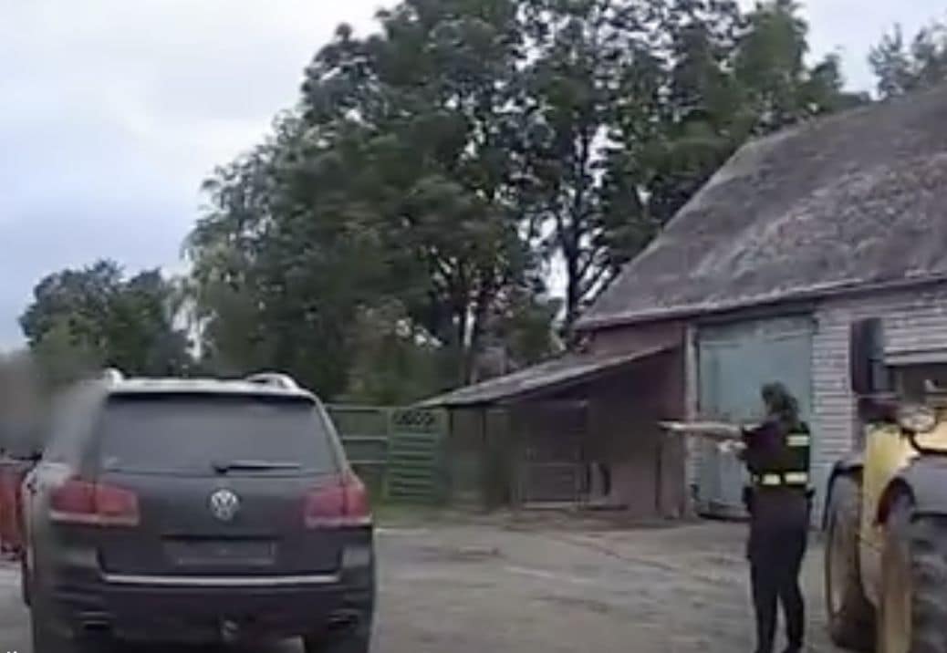 Lietuvā vīrietis uzbrūk policistiem