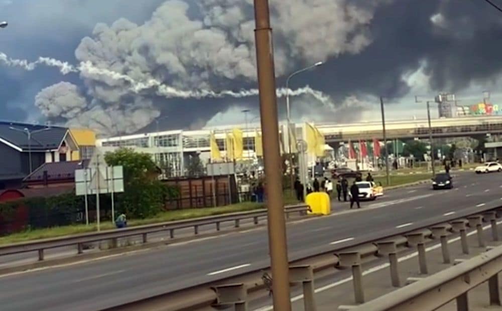 Aculiecinieki filmē dūmu ieskauto Maskavu pēc Ukrainas dronu triecieniem