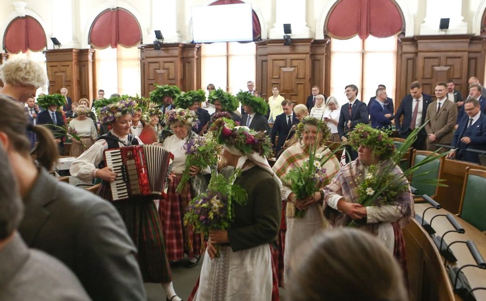 Saeimā jautrā noskaņā ieskandina Jāņus
