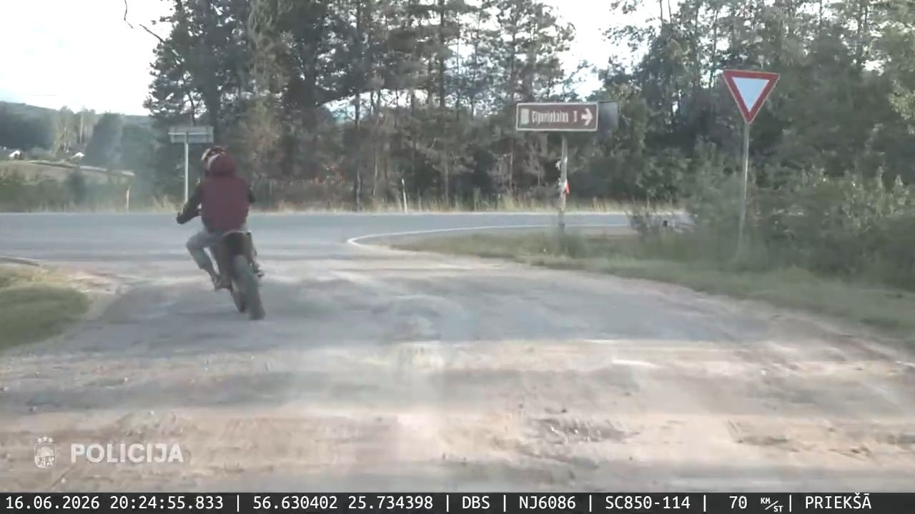 18 gadus vecs jaunietis ar motociklu bēg no policijas