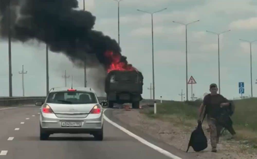 Sadegušas okupantu kravas automašīnas sauszemes koridorā uz Krimu